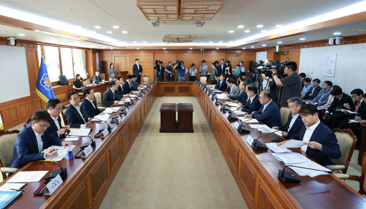 3차 국가첨단전략산업위원회서 발언하는 한덕수 국무총리