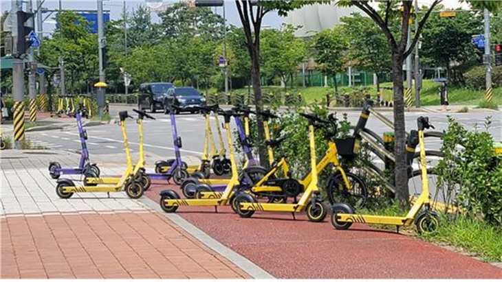 보행로에 주차돼 보행자 안전 위협하는 개인형 이동장치