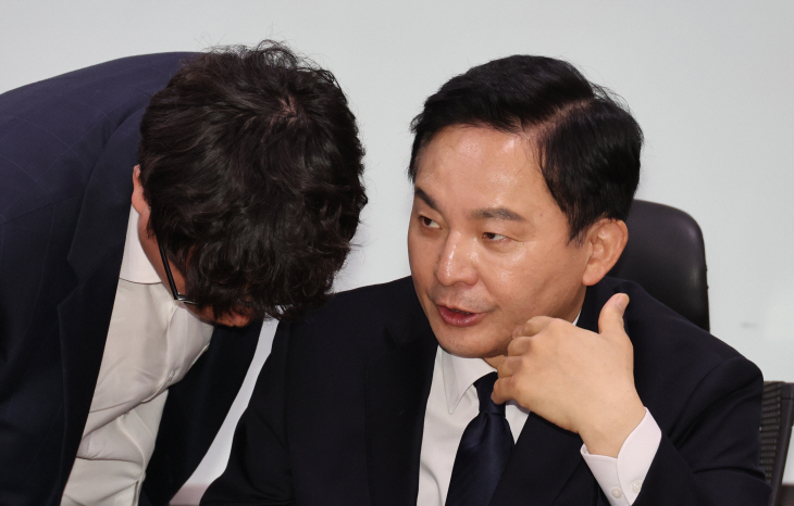 관계자와 대화하는 원희룡 국토교통부 장관