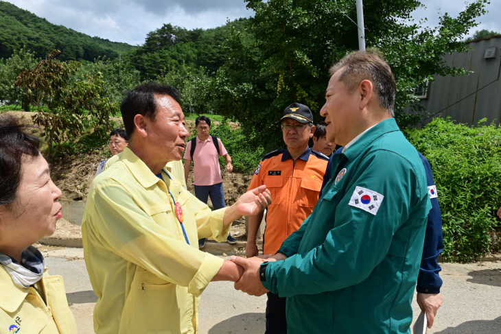 (왼쪽부터) 박현국 봉화군수와 이상민 행정안전부 장관