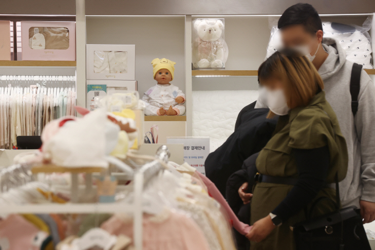 내년부터 0세 월 70만원·1세 35만원 지급<YONHAP NO-2634>