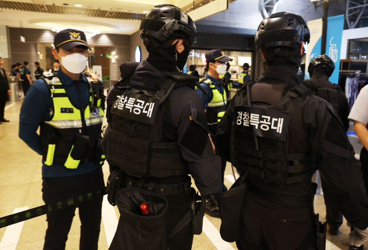 분주하게 이동하는 경찰특공대