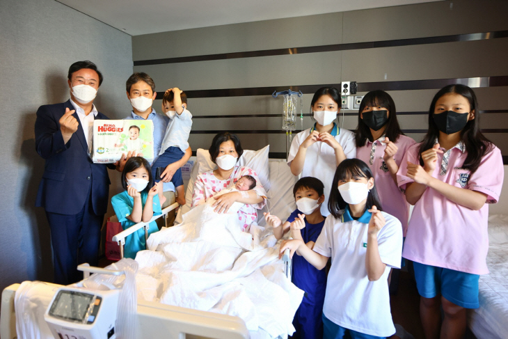 김성제 의왕시장 4일 ‘아홉번째 아이’ 산모 격려방문