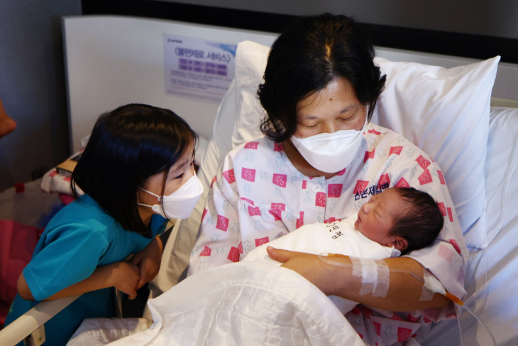 김성제 의왕시장 4일 ‘아홉번째 아이’ 산모 격려방문