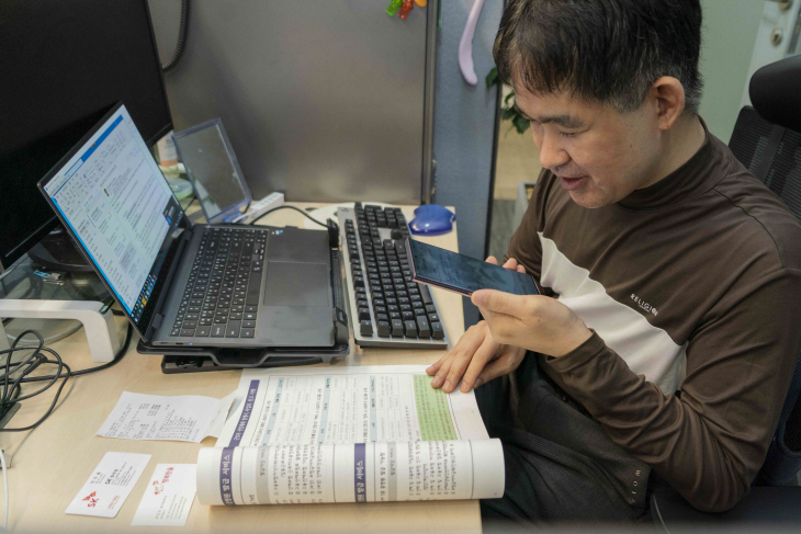 시각장애인이 설리번A 앱을 활용해 책자와 영수증, 명함 등에