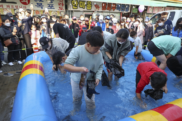 2022 제10회 월곶포구축제 '맨손 활어잡이'