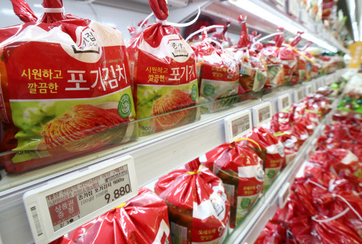 서울 시내 한 대형마트의 김치 매대