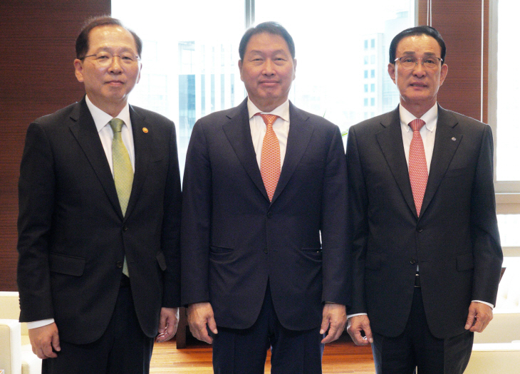 최태원 대한상의 회장(가운데), 조승환 해수부 장관(왼쪽), 노
