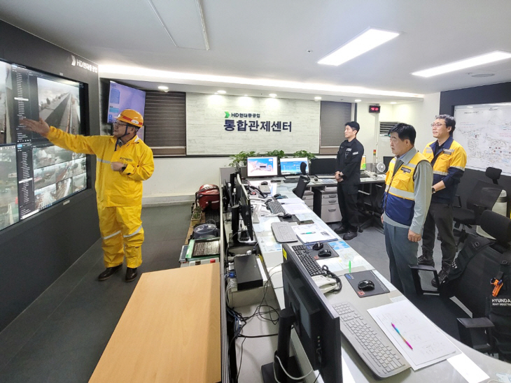 권오갑 HD현대 회장이 10일 오전 HD현대중공업 종합관제센터를