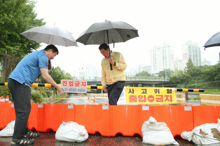 최대호 안양시장 10일 내비산교 산책로 안전점검 실시