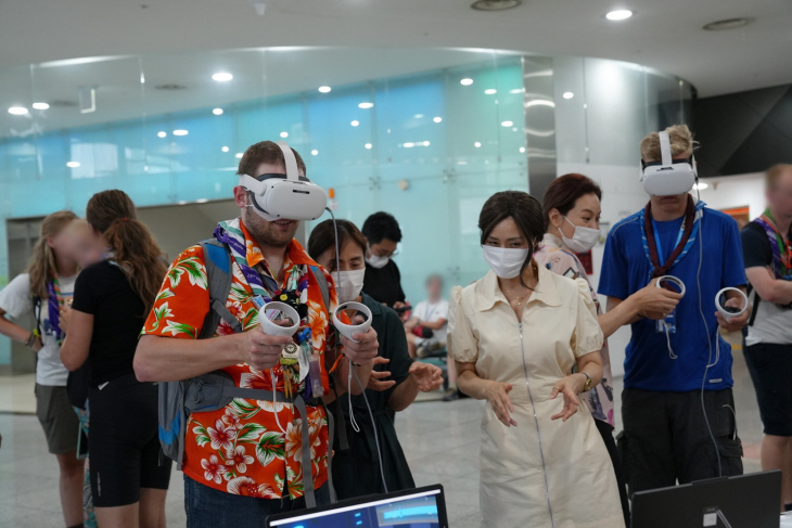 잼버리 대원 한국만화박물관에서 가상현실(VR) 체험