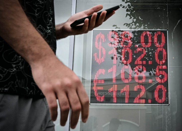 RUSSIA-ECONOMY-EXCHANGE-RUBLE
