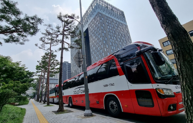 동대문지역 한 호텔 앞에 대기 중인 단체관광버스 모습