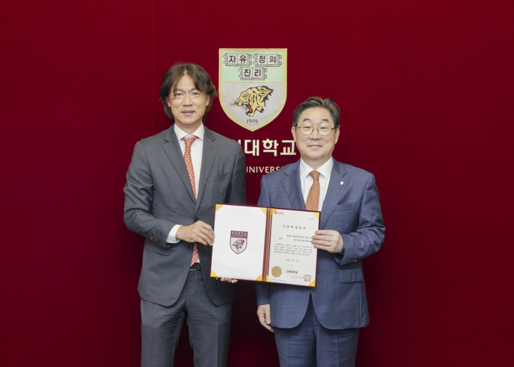 홍명보 감독과 김동원 고려대 총장