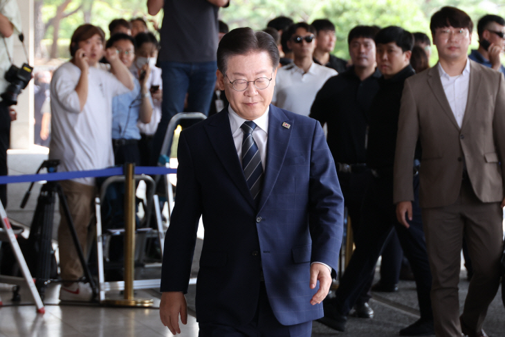 조사실로 향하는 민주당 이재명 대표<YONHAP NO-2293>