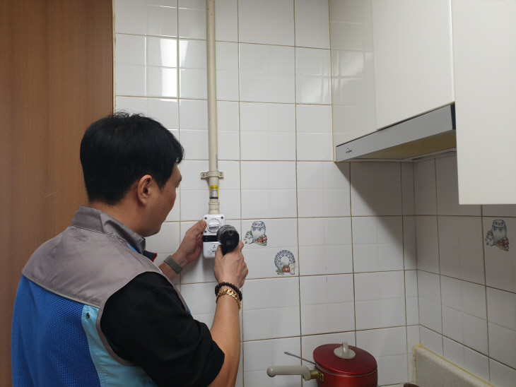 KNE_김해시_치매가구_가스타이머 콕_설치사진