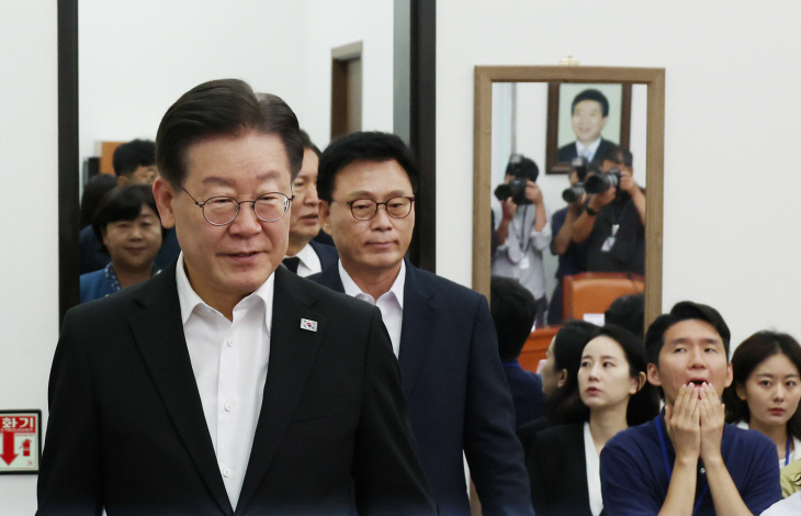 아침회의 입장하는 이재명 대표