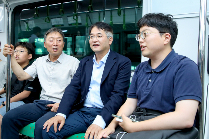 이동환 고양특례시장 서해선 대곡~소사 이동객과 대화