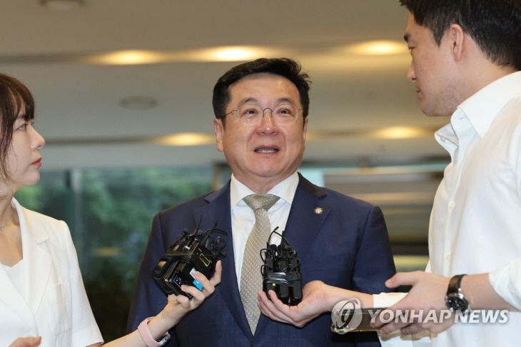 이찬희 삼성 준법감시위원회 위원장이 18일 오전 임시회의에 참