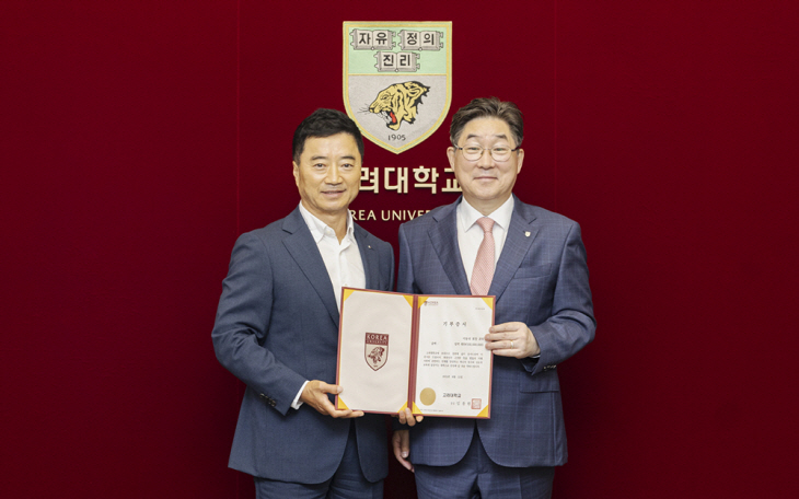 [사진]이동석 석전자회장왼쪽김동원고려대총장오른쪽