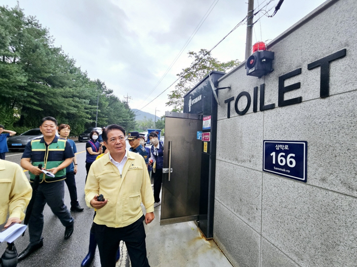 최대호 안양시장 22일 경인교대 주변 비상벨 점검