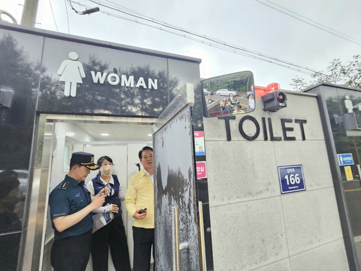 최대호 안양시장 22일 경인교대 주변 비상벨 점검