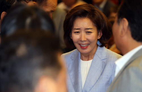 나경원과 인사하는 사람들