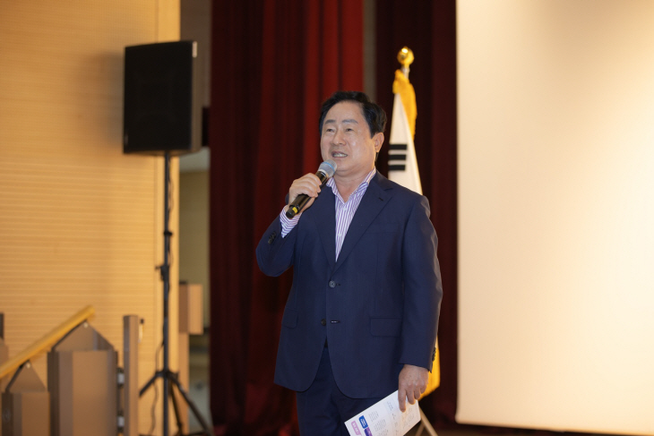 주광덕 남양주시장 관내 학교장 대상 휴먼북 특강 주재