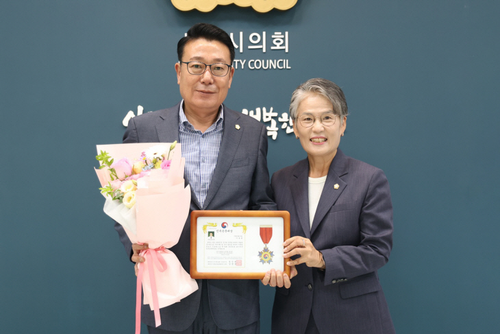 이봉관 시흥시의회 의원 민족공훈대상 수상