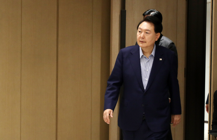 비상경제민생회의 입장하는 윤석열 대통령