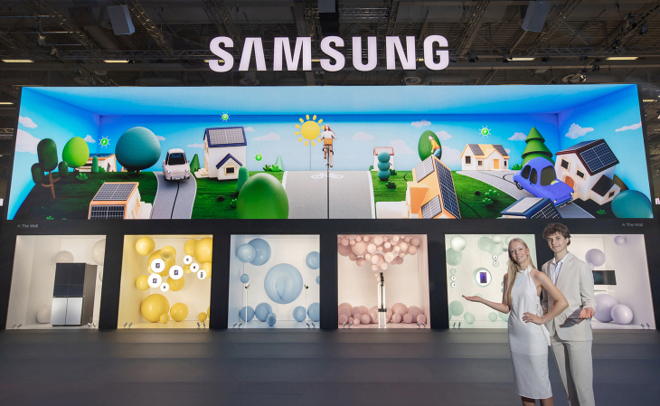 IFA 2023 삼성전자 전시관에서 모델이 초대형 마이크로 LED 디