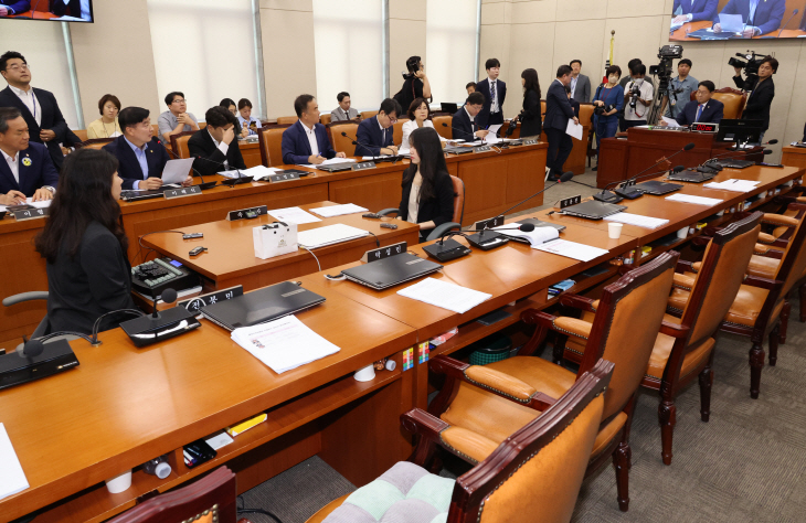 행안위, 여당 퇴장<YONHAP NO-3614>