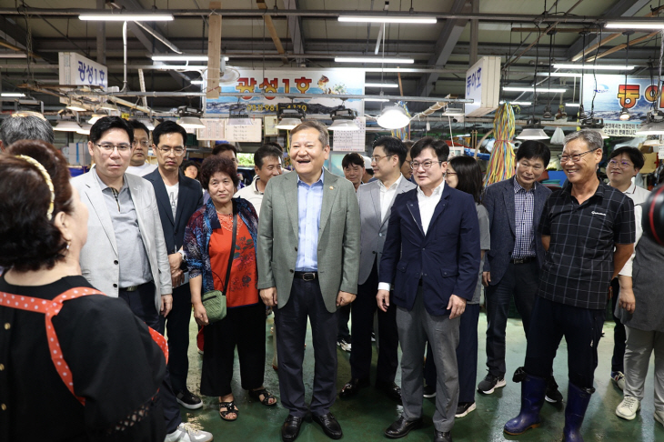 이상민-김병수 김포 대명항 수산물 어판장 2일 방문