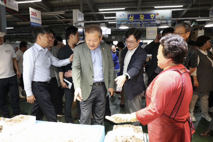 이상민-김병수 김포 대명항 수산물 어판장 2일 방문
