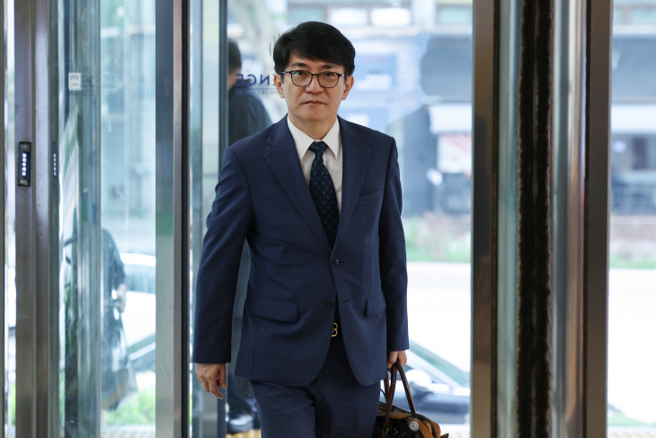 출근하는 이균용 대법원장 후보자<YONHAP NO-1556>