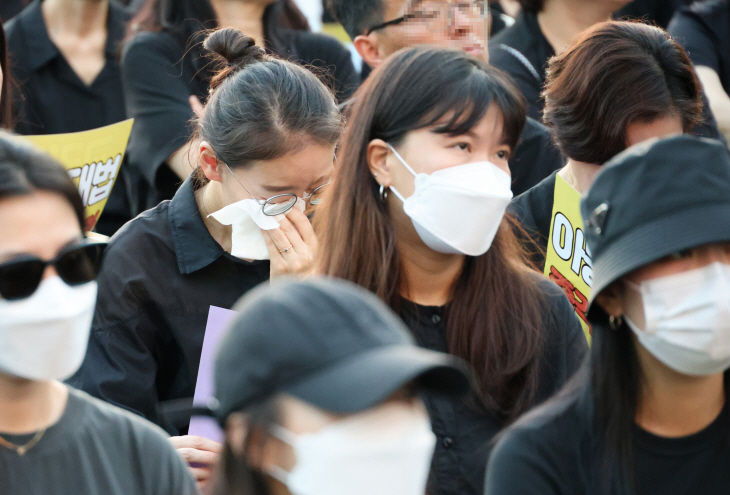 눈물 흘리는 제주 교사들<YONHAP NO-4104>