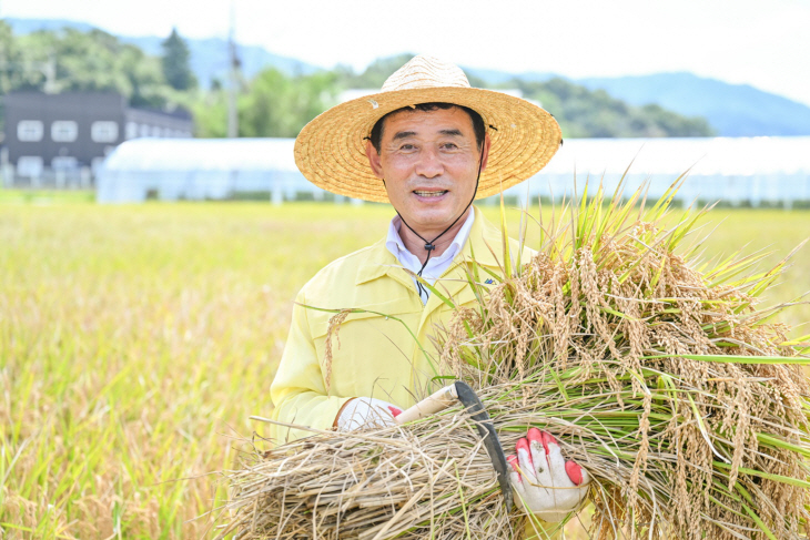 포천시 6일 군내면 유교리 농가에서 벼 베기 행사 진행