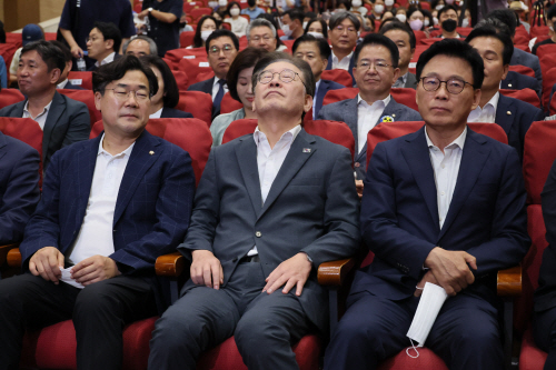 눈 감은 채 고개 젖히는 이재명