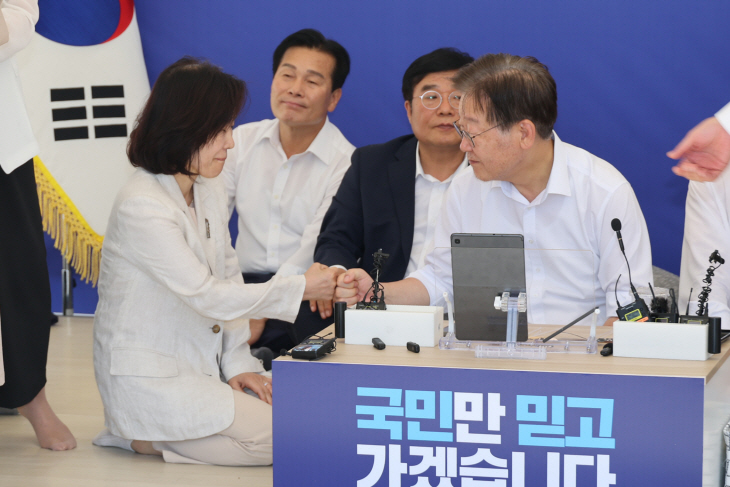 이재명 대표와 김은경 전 혁신위원장<YONHAP NO-2142>