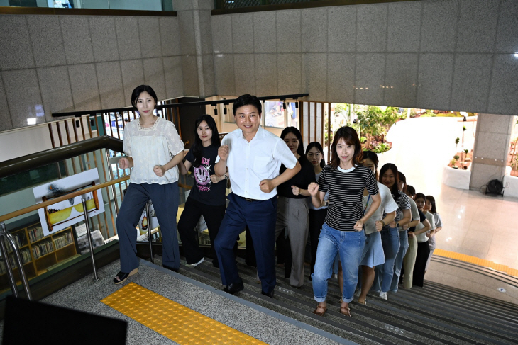 조용익 부천시장-직원 출퇴근시간 계단 이용
