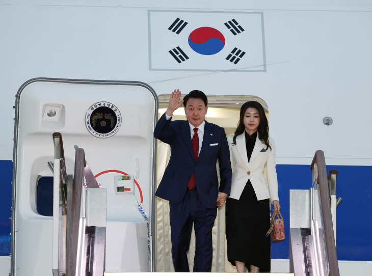 인니 인도 순방 마치고 귀국한 윤석열 대통령 내외