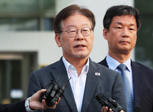 질문에 답하는 이재명