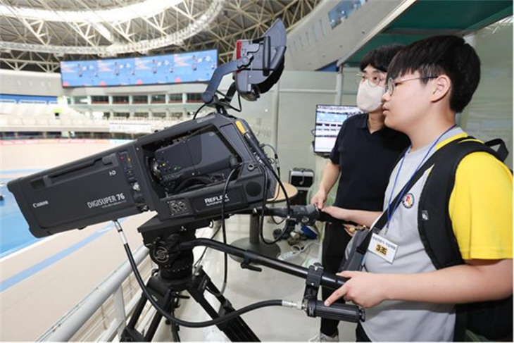 방송전문가 직업체험 클래스 참여 학생이 방송카메라 사용 체험