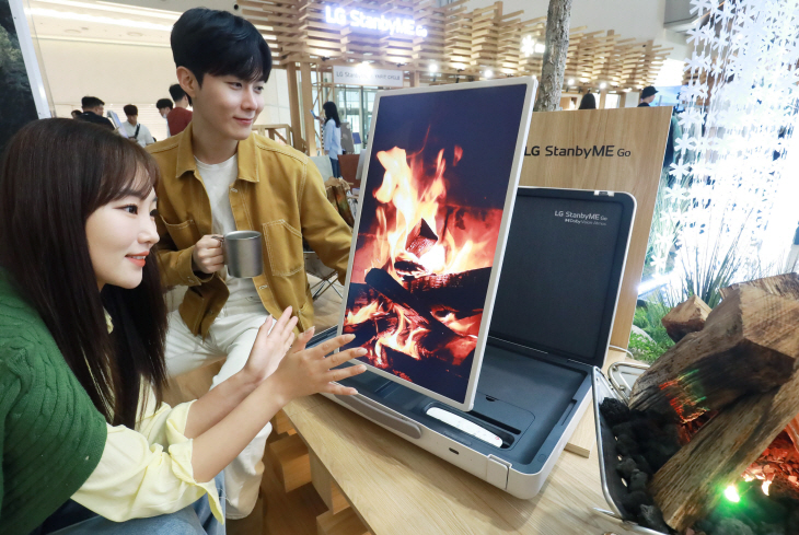 관람객들이 서울 롯데월드몰에 마련된 'LG 스탠바이미 Go' 팝업