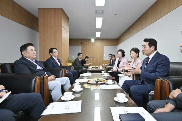 백영현 포천시장 19일 우동기 지방시대위원회 위원장 만남