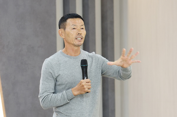 손흥민 父 손웅정 축구감독... 김해시 청년에 희망 메세지 전해