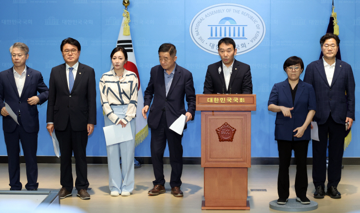 민주당, 검사 탄핵안 발의 기자회견<YONHAP NO-2510>