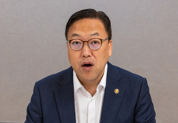 비상 경제 차관회의에서 발언하는 김병환 기재