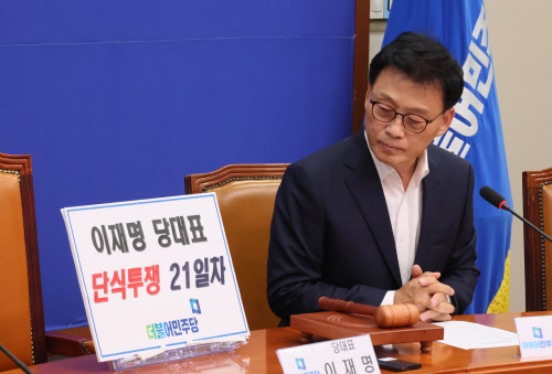 이재명 대표의 빈자리 바라보는 박광온 원내대표