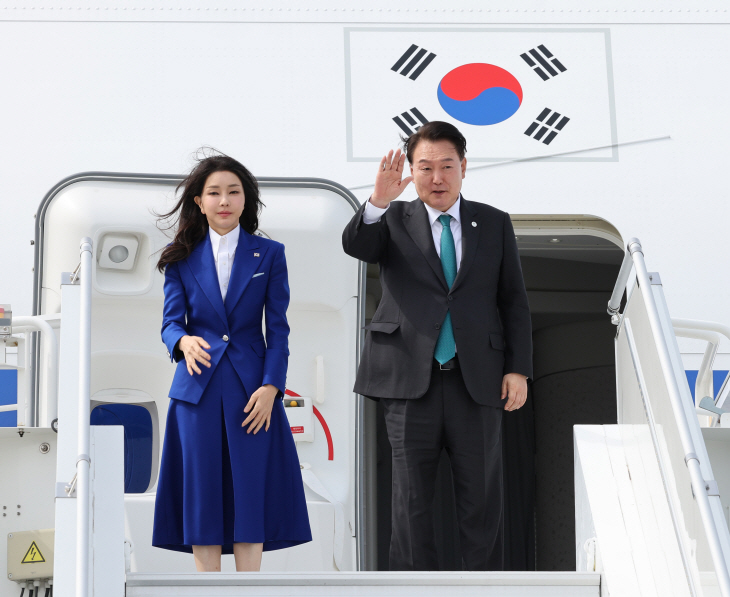 유엔총회 참석 마치고 귀국길 오르는 윤석열 대통령 내외
